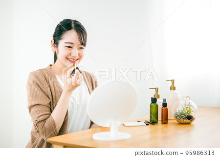 塗口紅/唇的女性 塗口紅/唇的女性 95986313