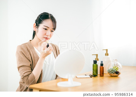 塗口紅/唇的女性(問題) 塗口紅/唇的女性(問題) 95986314