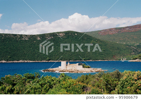 Arza fort on an island in the sea against the backdrop of green mountains Arza fort on an island in the sea against the backdrop of green mountains 95986679
