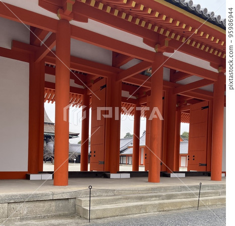 平安神宮，從走廊看到的中門 95986944