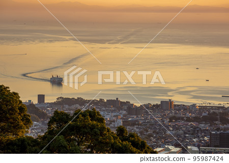 Beppu Bay ferry and Beppu city at sunrise from Mt. Ougi 95987424