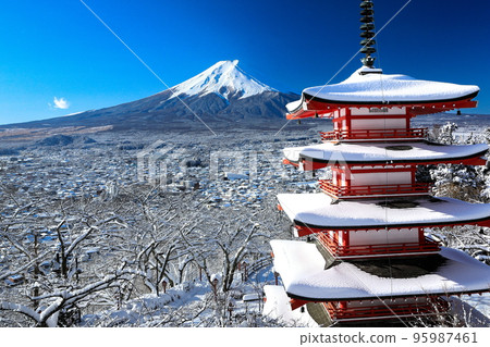 山梨縣富士吉田市新倉山淺間神社忠靈塔和富士山的雪景 山梨縣富士吉田市新倉山淺間神社忠靈塔和富士山的雪景 95987461