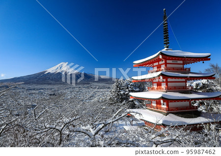山梨縣富士吉田市新倉山淺間神社忠靈塔和富士山的雪景 山梨縣富士吉田市新倉山淺間神社忠靈塔和富士山的雪景 95987462