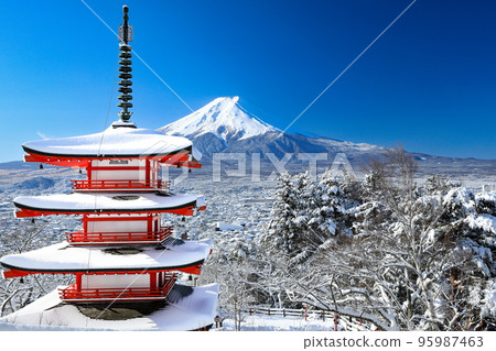 山梨縣富士吉田市新倉山淺間神社忠靈塔和富士山的雪景 山梨縣富士吉田市新倉山淺間神社忠靈塔和富士山的雪景 95987463