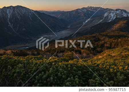 晴天時從長野縣和岐阜縣邊界的西穗高嶽山脊線看到的阿爾卑斯山脊線，北阿爾卑斯山脈 95987715