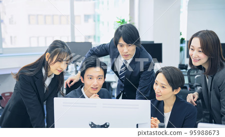 一群臨時上班族在辦公室開會 一群臨時上班族在辦公室開會 95988673