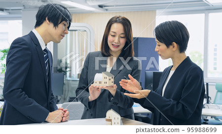 看房子模型的企業組 95988699