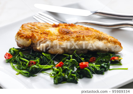 roasted duck breast served with salad of spinach leaves and chilli pepper 95989334