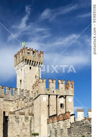 Sirmione castle, Lake Garda, Lombardy region, Italy 95989398