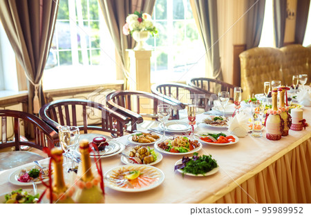 Beautiful table setting with crockery and flowers for a party, wedding reception or other festive event. 95989952