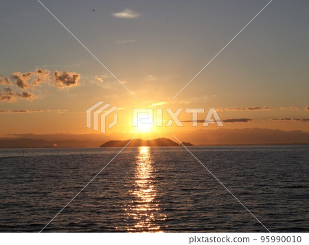 The island and the sunrise that look like a statue of Nirvana The island and the sunrise that look like a statue of Nirvana 95990010