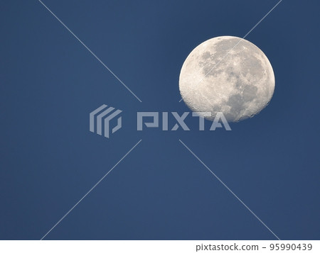 清晨美麗且明亮清晰的月球 95990439