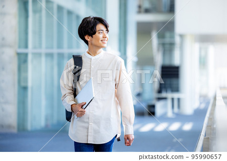 走在校園裡的大學生 95990657