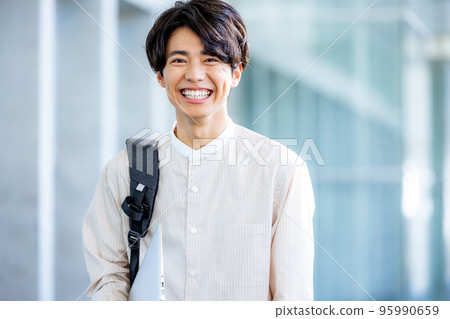 走在校園裡的大學生 95990659