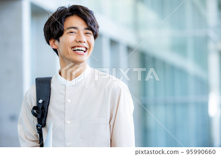 走在校園裡的大學生 走在校園裡的大學生 95990660