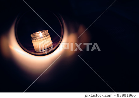 Candle flame warm light 95991960