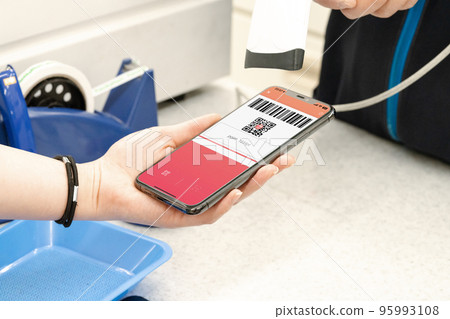 在便利店收銀台進行無現金支付的手 95993108