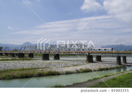 A train crossing the iron bridge over the Sakawa River 95993355