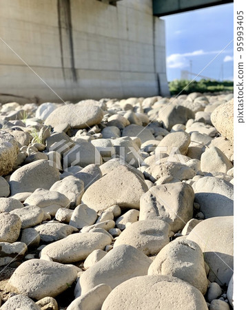 有白色石頭的河床 95993405