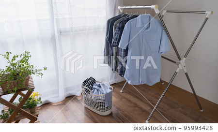 在雨季晾乾房間裡的衣物。洗衣房烘乾。 在雨季晾乾房間裡的衣物。洗衣房烘乾。 95993428