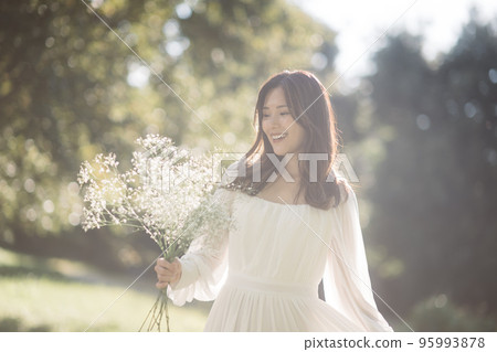 禮服的婦女，自然庭院婚禮 95993878