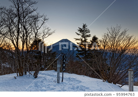 Fuji at dawn seen from Mt. Kenashi in winter 95994763