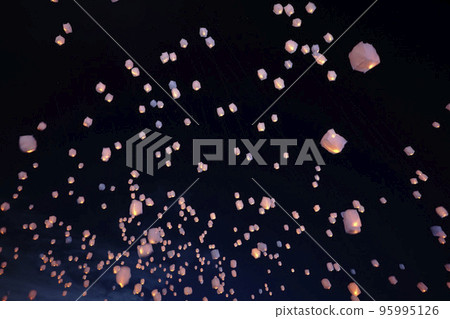 Nara's night sky with sky lanterns 95995126