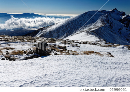 嚴冬時在碘嶽山頂和橫嶽山和奧秩父山上的石製神社 95996061