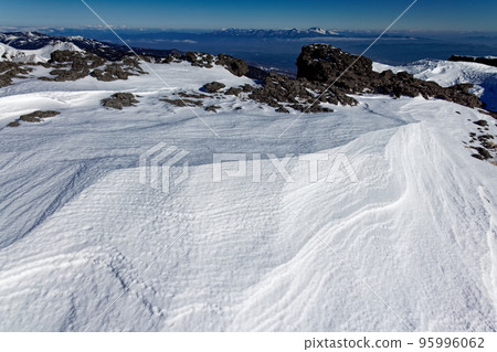 冬天的八嶽山脈,從碘嶽山頂看到的淺間山 冬天的八嶽山脈,從碘嶽山頂看到的淺間山 95996062