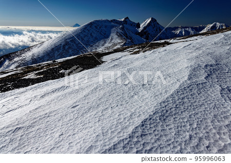 冬季從八嶽山脈和碘岳看到的八岳主峰和富士山 95996063
