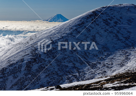 嚴冬時從八岳八嶽山脈看到的雲層上的富士山 嚴冬時從八岳八嶽山脈看到的雲層上的富士山 95996064