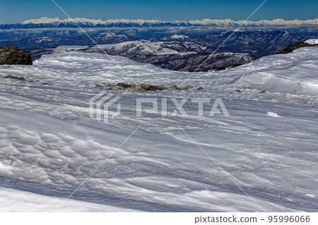 嚴冬時從八嶽山脈八嶽山山頂看到的北阿爾卑斯山 嚴冬時從八嶽山脈八嶽山山頂看到的北阿爾卑斯山 95996066