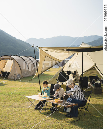 Camping breakfast 95996653