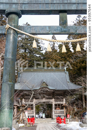 Gunma Prefecture Takasaki City Winter Haruna Shrine Torii and Zuishinmon 95997644