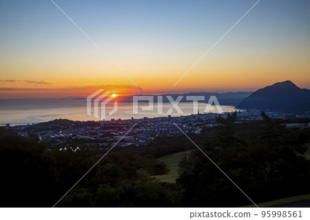 View of Beppu Bay and Oita city area in Beppu City at sunrise from Mt. 95998561