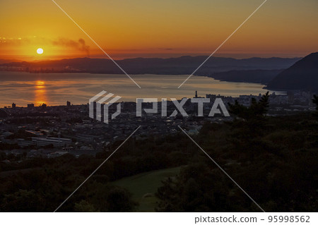 日出時從富士山眺望別府灣和大分市區 日出時從富士山眺望別府灣和大分市區 95998562