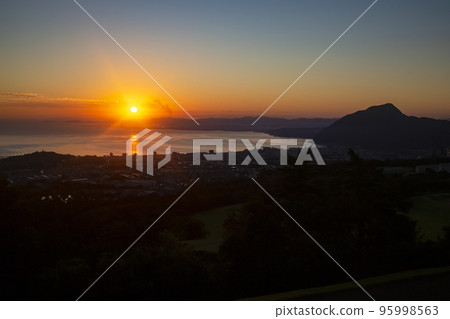 日出時從富士山眺望別府灣和大分市區 日出時從富士山眺望別府灣和大分市區 95998563