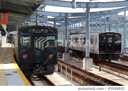 長崎本線YC1系列和817系列（長崎站） 95998691