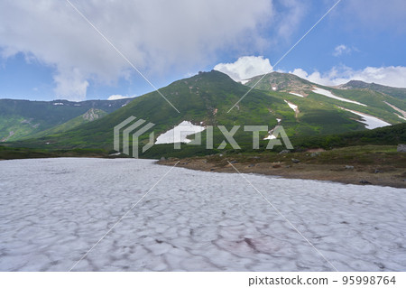 雪谷是皮克奈河的源頭，遠處可以看到泰馬山 95998764