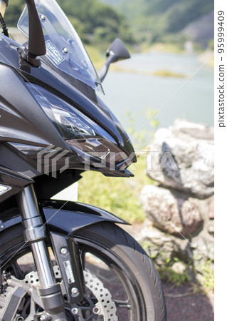 酷黑摩托車前燈和輪胎 95999409