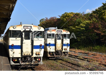 Local trains bound for Kokura and Shin-Iizuka stopping at Tagawa Gotoji Station 95999746