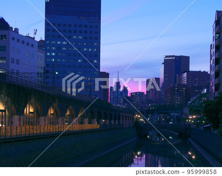 Kanda River at dusk - from Manseibashi Bridge Kanda River at dusk - from Manseibashi Bridge 95999858