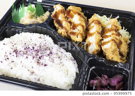 美味的魚片肉排便當 95999975