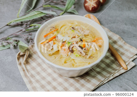 白色碗裡的海鮮白 jjamppong 菜 白色碗裡的海鮮白 jjamppong 菜 96000124