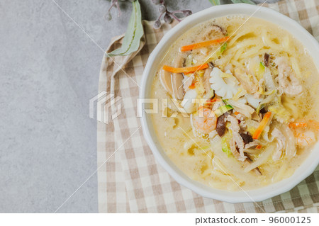 白色碗裡的海鮮白 jjamppong 菜 96000125