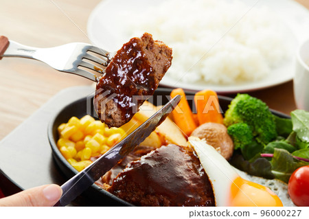 Demi-glace hamburger steak Demi-glace hamburger steak 96000227