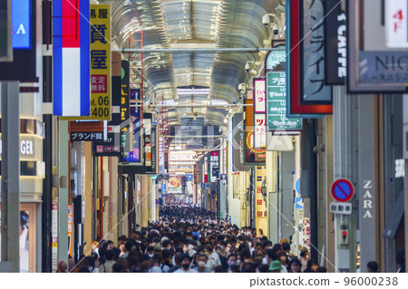 Shinsaibashi-suji Shopping Street is regaining its vitality (October 2022) Shinsaibashi-suji Shopping Street is regaining its vitality (October 2022) 96000238