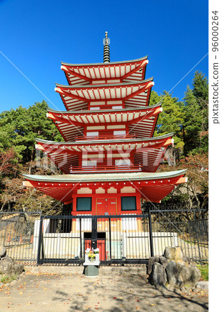 Arakurayama Sengen Shrine Chureito Pagoda in Autumn 96000264
