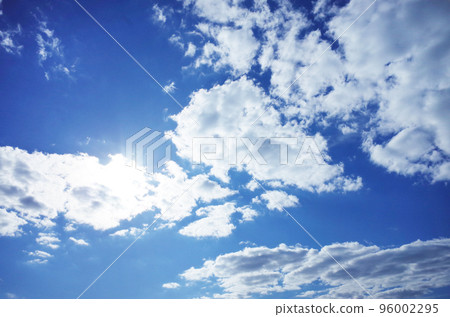 多雲的藍天和陽光 多雲的藍天和陽光 96002295