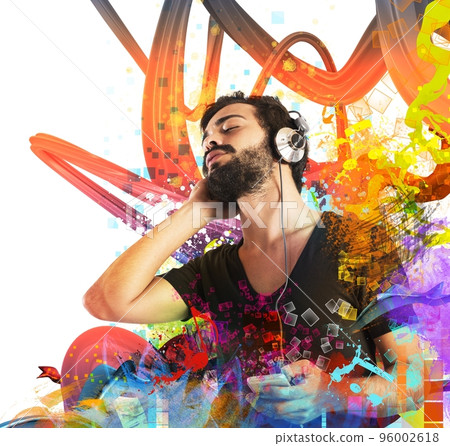 Boy listening to music 96002618